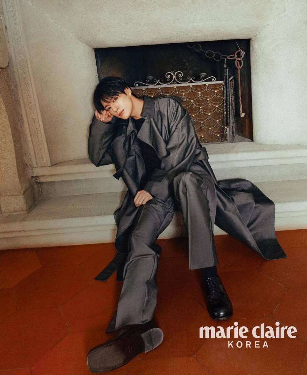 inspirasi gaya black outfit ala Jeno NCT (instagram.com/leejen_o_423)
