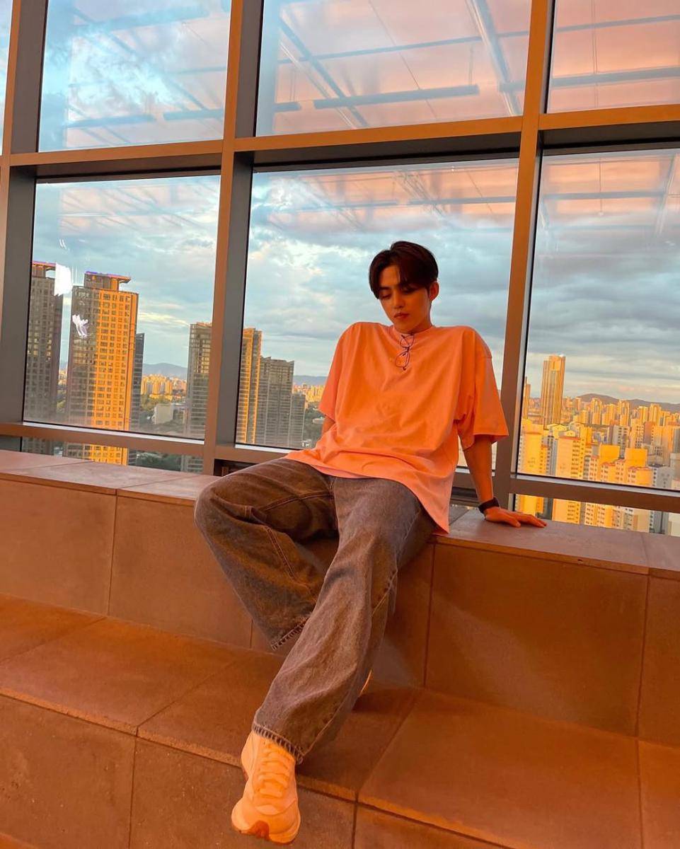 gaya hangout ala S.Coups SEVENTEEN (instagram.com/sound_of_coups)