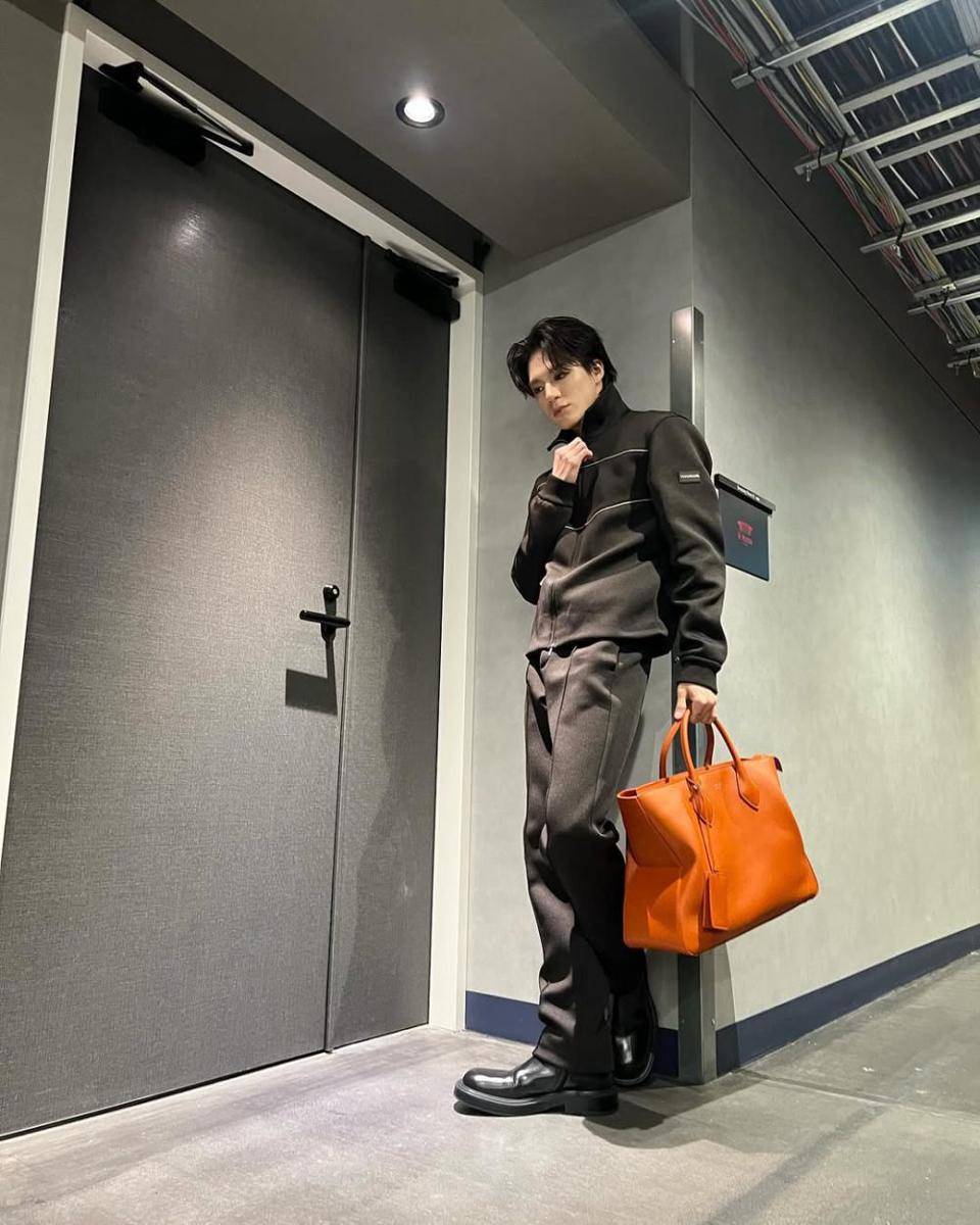 inspirasi gaya black outfit ala Jeno NCT (instagram.com/leejen_o_423)