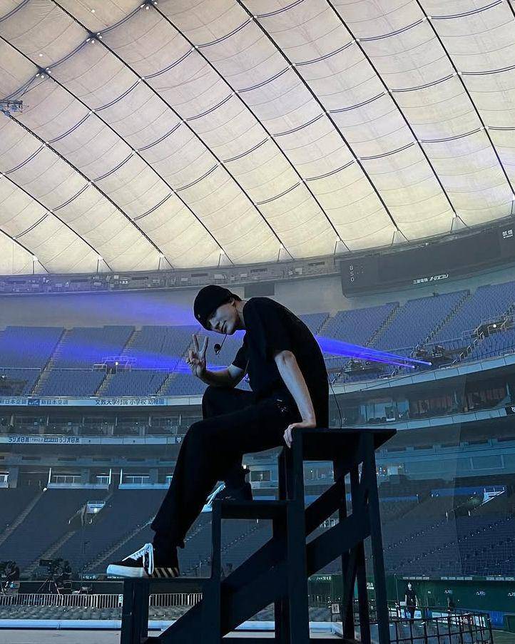 inspirasi gaya black outfit ala Jeno NCT (instagram.com/leejen_o_423)