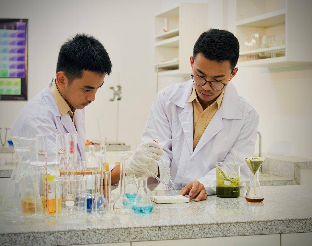 Ilustrasi siswa praktik laboratorium