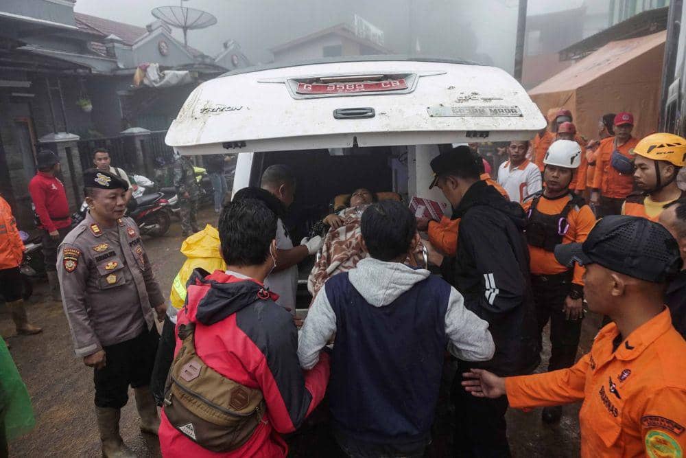 100 Personel Brimob Polda ke Dikerahkan ke Lokasi Longsor Pekalongan