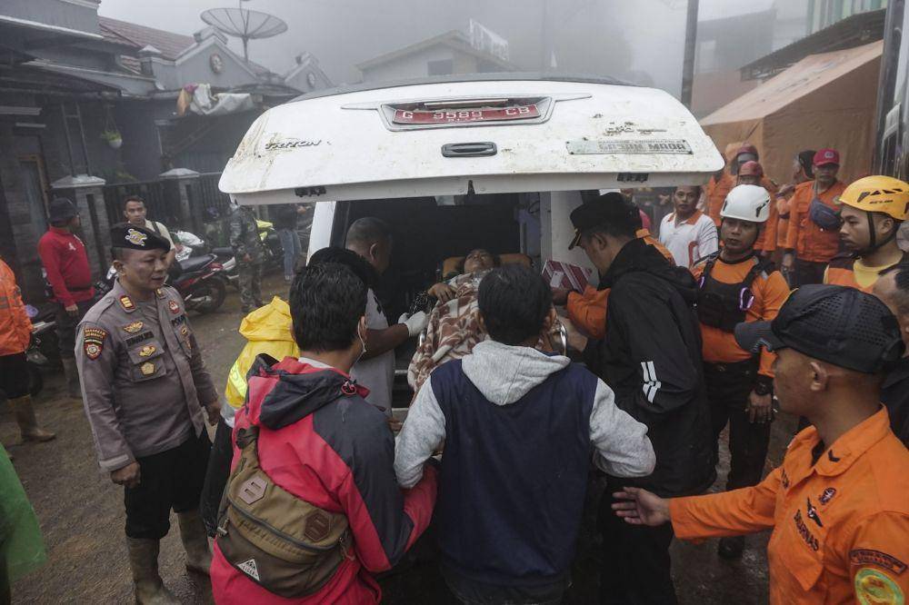 Petugas mengangkat korban luka bencana longsor untuk dievakuasi ke rumah sakit di Kecamatan Petungkriyono, Kabupaten Pekalongan, Jawa Tengah, Selasa (21/1/2025). Berdasarkan data posko relawan setempat, terdapat puluhan titik longsor dengan titik utama berada di Desa Kasimpar, Kecamatan Petungkriyono yang menyebabkan 17 orang meninggal dunia, 11 orang luka berat, dan 12 orang dilaporkan hilang. (ANTARA/Harviyan Perdana Putra)