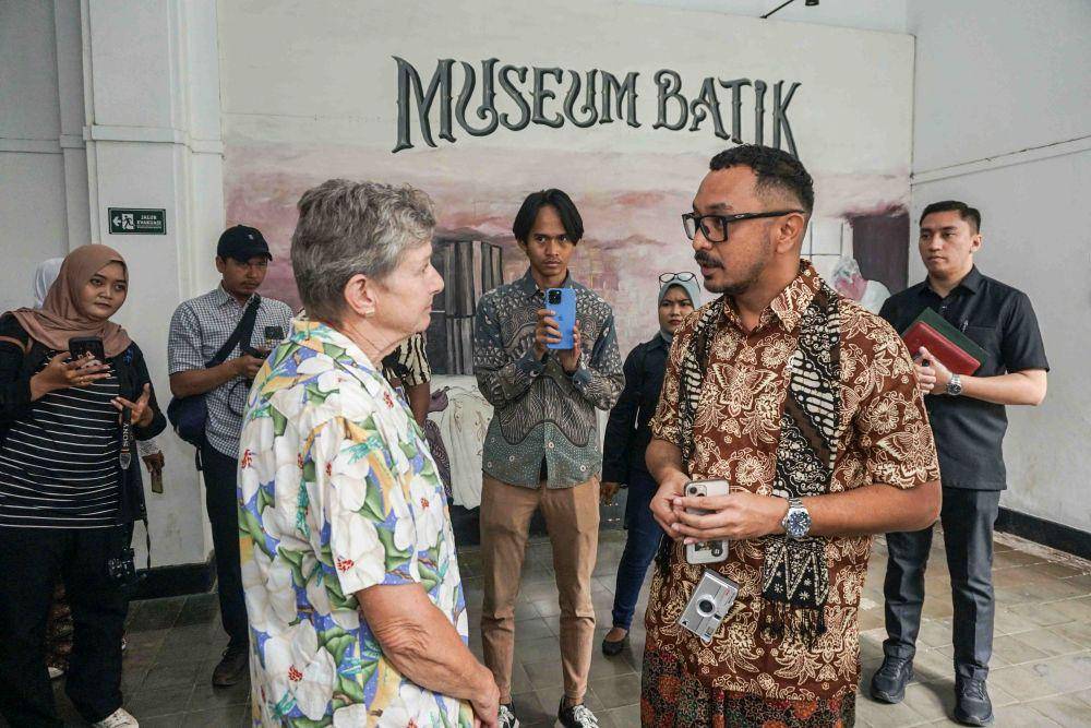 Wakil Menteri Kebudayaan Giring Ganesha (kedua kanan) berbincang dengan pengunjung di Museum Batik Pekalongan, Kota Pekalongan, Jawa Tengah, Minggu (5/1/2024). (ANTARA FOTO/Harviyan Perdana Putra)