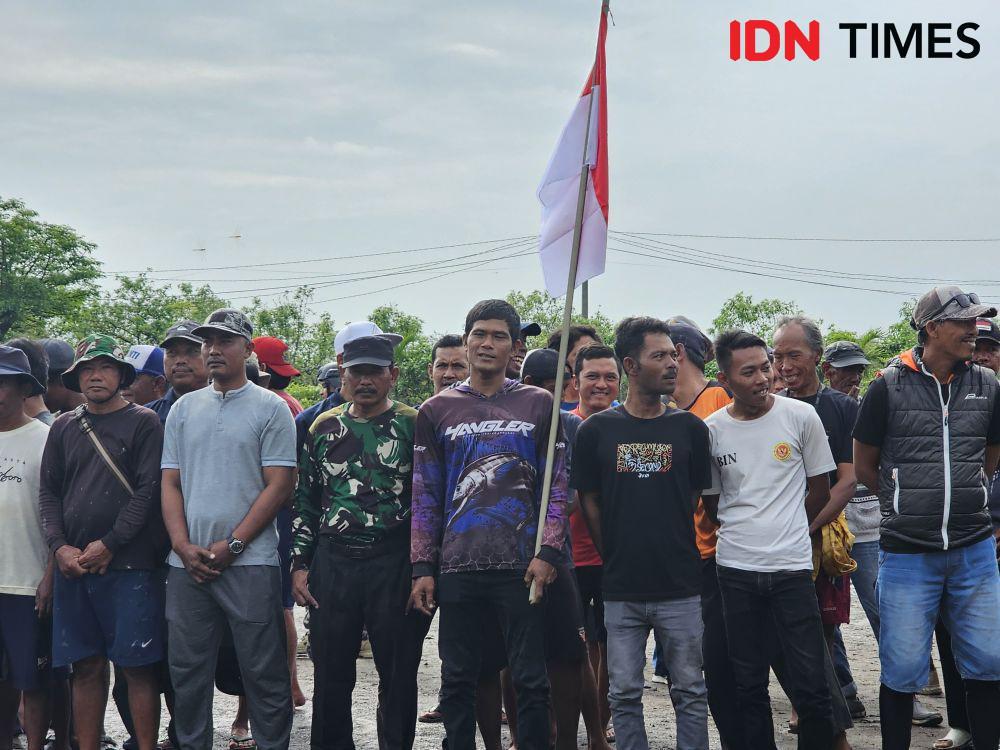 Nelayan Bongkar Pagar Laut Tangerang Pakai Uang Sendiri