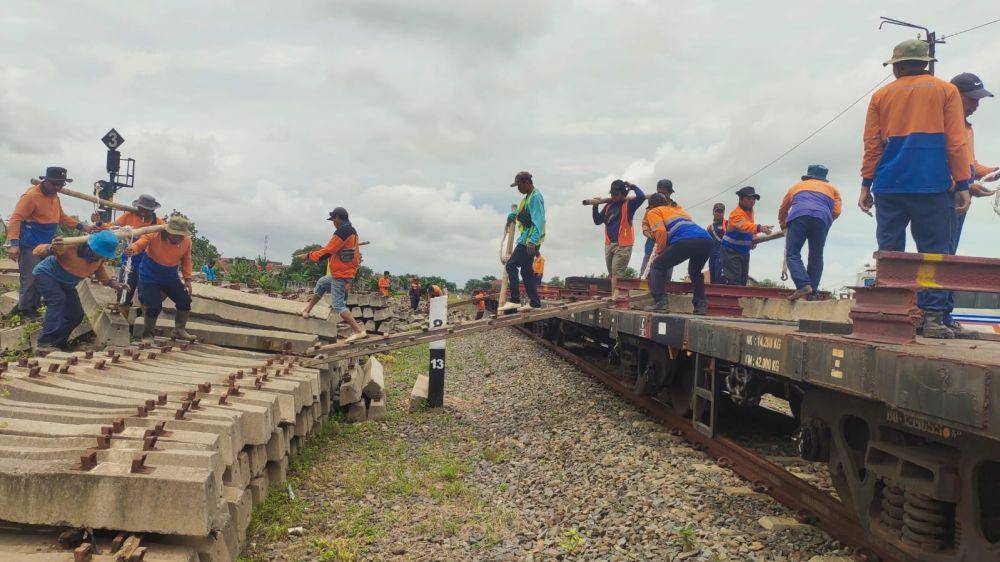 Penanganan jalur putus di perlintasan antara Stasiun Gubug dan Stasiun Karangjati sepanjang 100 meter. (Dok/Daop 6 Yogyakarta)