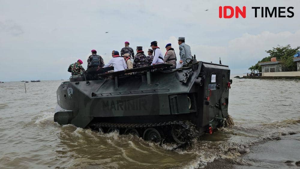 TNI AL, KKP, dan nelayan bersiap membongkar pagar laut di perairan Tangerang hari ini (22/1/2025). (IDN Times/Maya Aulia)