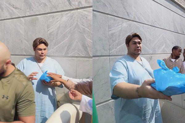 7 Potret Ivan Gunawan Bagi-bagi Makanan saat Umrah