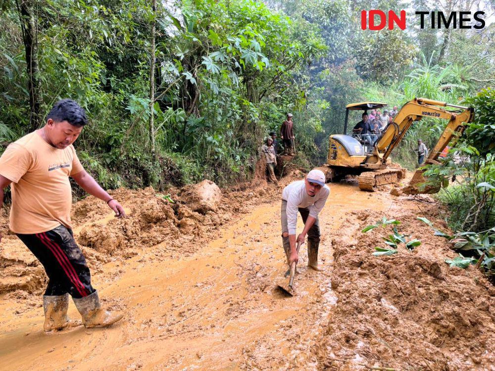 Dusun Terisolir Karena Longsor, Warga Jemput Bola Ambil Logistik