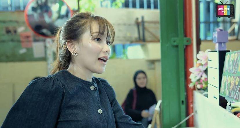 potret Ayu Ting Ting review kuliner UMKM di Blok M (youtube.com/Qiss You TV)