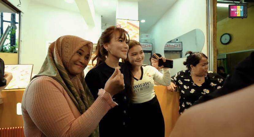 potret Ayu Ting Ting review kuliner UMKM di Blok M (youtube.com/Qiss You TV)
