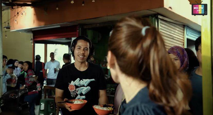 potret Ayu Ting Ting review kuliner UMKM di Blok M (youtube.com/Qiss You TV)
