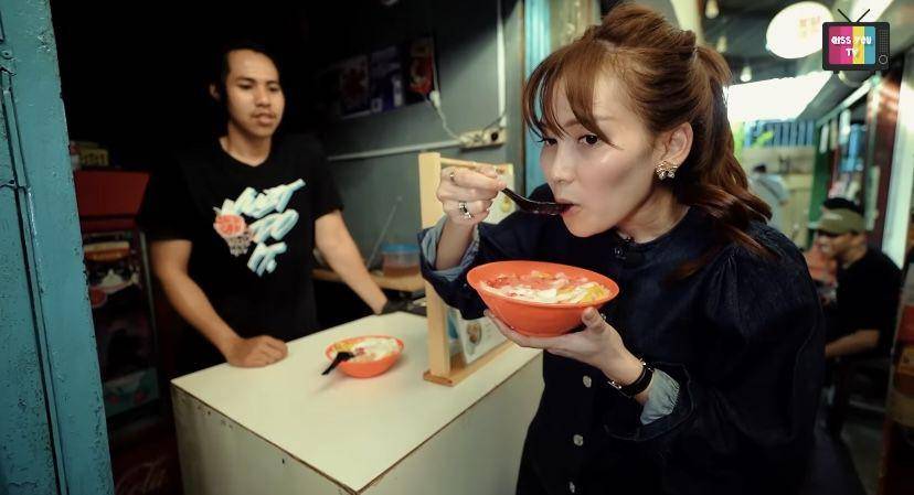 potret Ayu Ting Ting review kuliner UMKM di Blok M (youtube.com/Qiss You TV)