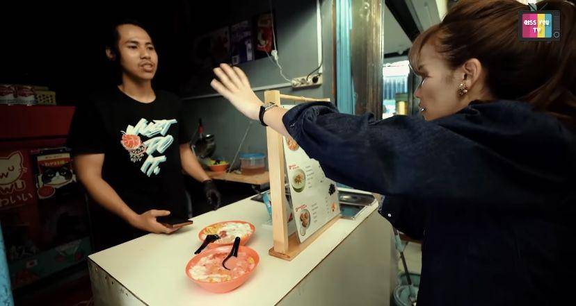 potret Ayu Ting Ting review kuliner UMKM di Blok M (youtube.com/Qiss You TV)
