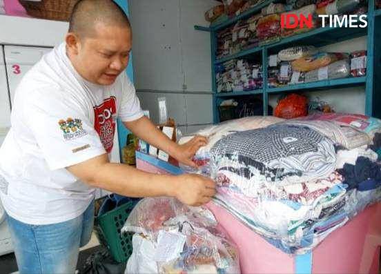 Imam Agus Kartawinata, pemilik Barbie Laundry memberikan bantuan jasa cuci baju gratis bagi korban banjir. (IDN Times/Tama Yudha Wiguna).