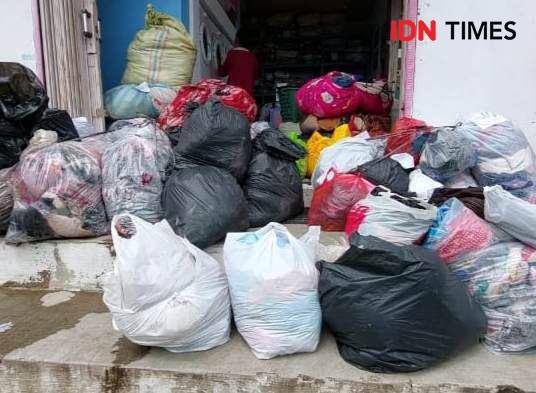Imam Agus Kartawinata, pemilik Barbie Laundry memberikan bantuan jasa cuci baju gratis bagi korban banjir. (IDN Times/Tama Yudha Wiguna).