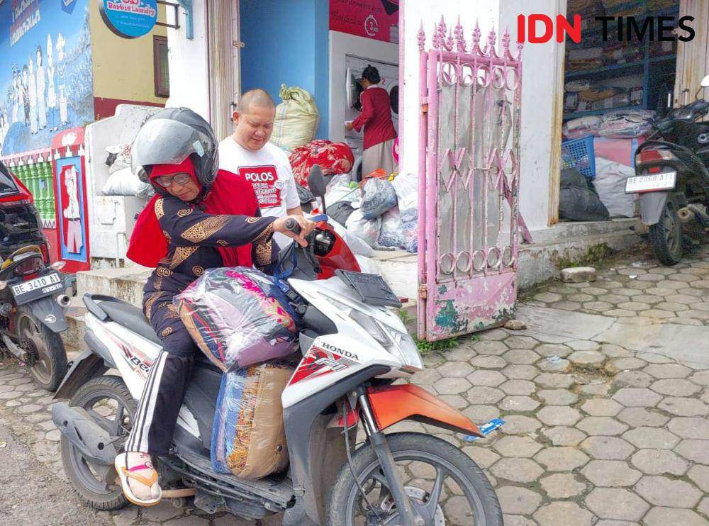 Imam Agus Kartawinata, pemilik Barbie Laundry memberikan bantuan jasa cuci baju gratis bagi korban banjir. (IDN Times/Tama Yudha Wiguna).