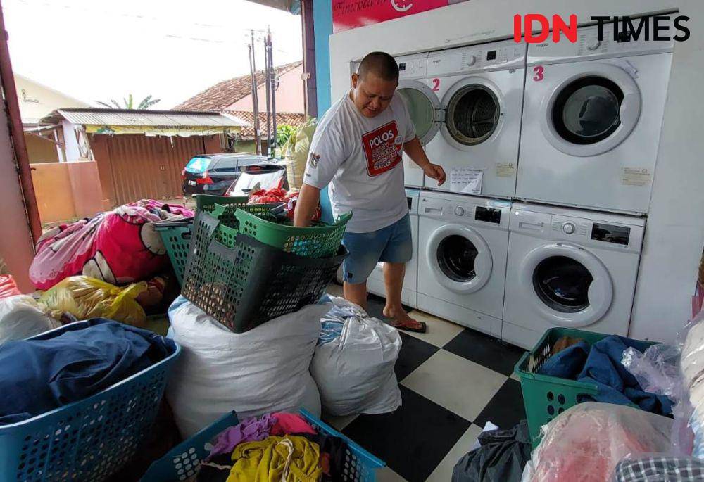 Imam Agus Kartawinata, pemilik Barbie Laundry memberikan bantuan jasa cuci baju gratis bagi korban banjir. (IDN Times/Tama Yudha Wiguna).
