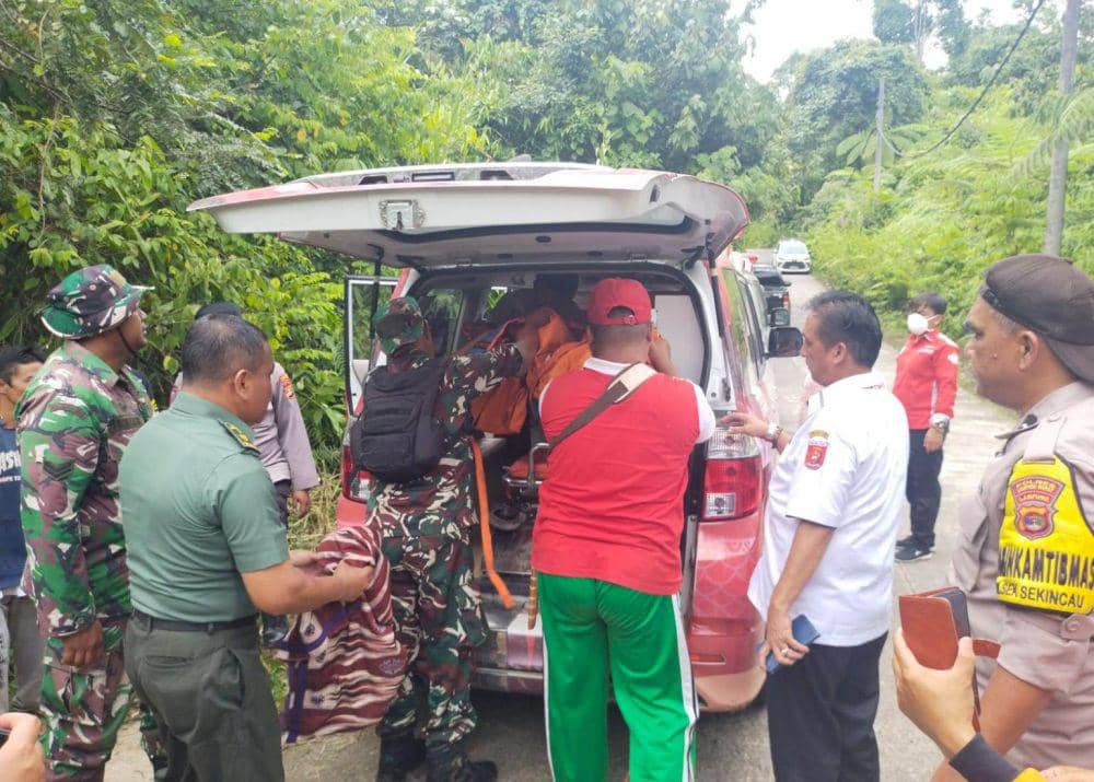 Proses evakuasi jasad Zainudin, korban tewas dimangsa harimau di Lampung Barat. (Dok. Kecamatan Batu Brak).