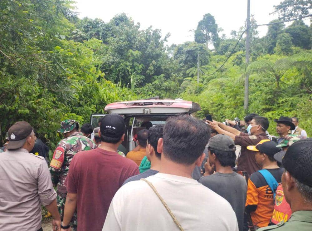 Proses evakuasi jasad Zainudin, korban tewas dimangsa harimau di Lampung Barat. (Dok. Kecamatan Batu Brak).