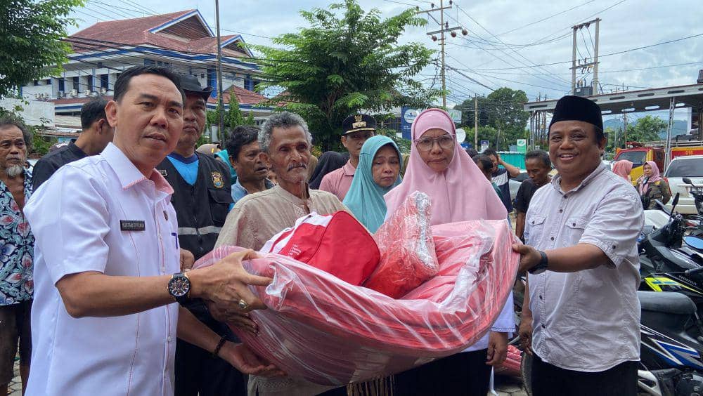 Pemkot Balam Salurkan Bantuan dari Kemensos ke Warga Terdampak Banjir