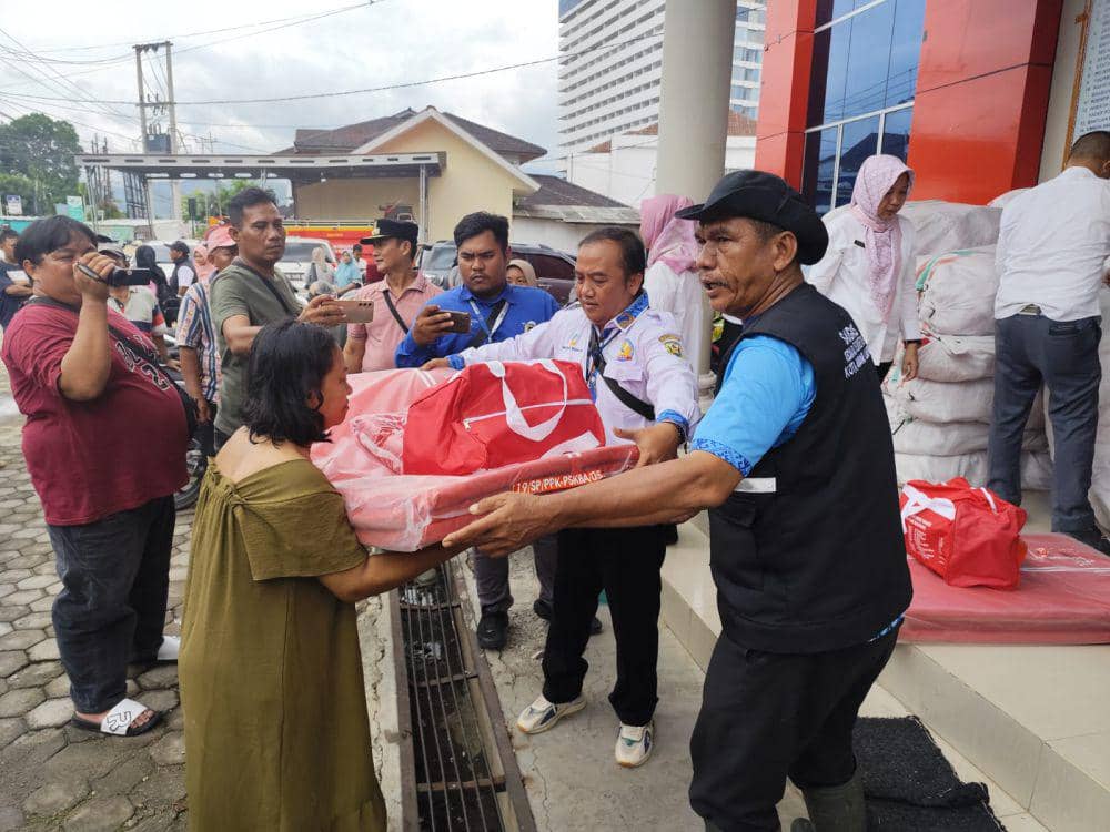 Pemberian bantuan untuk warga yang terdampak banjir di Bandar Lampung. (IDN Times/Muhaimin)