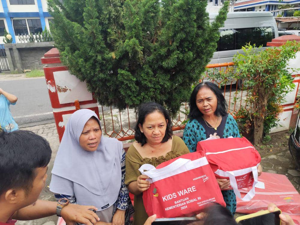 Pemberian bantuan untuk warga yang terdampak banjir di Bandar Lampung. (IDN Times/Muhaimin)