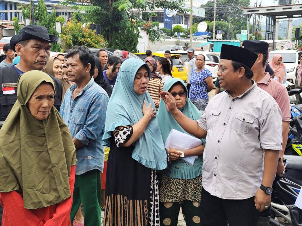Pemberian bantuan untuk warga yang terdampak banjir di Bandar Lampung. (IDN Times/Muhaimin)