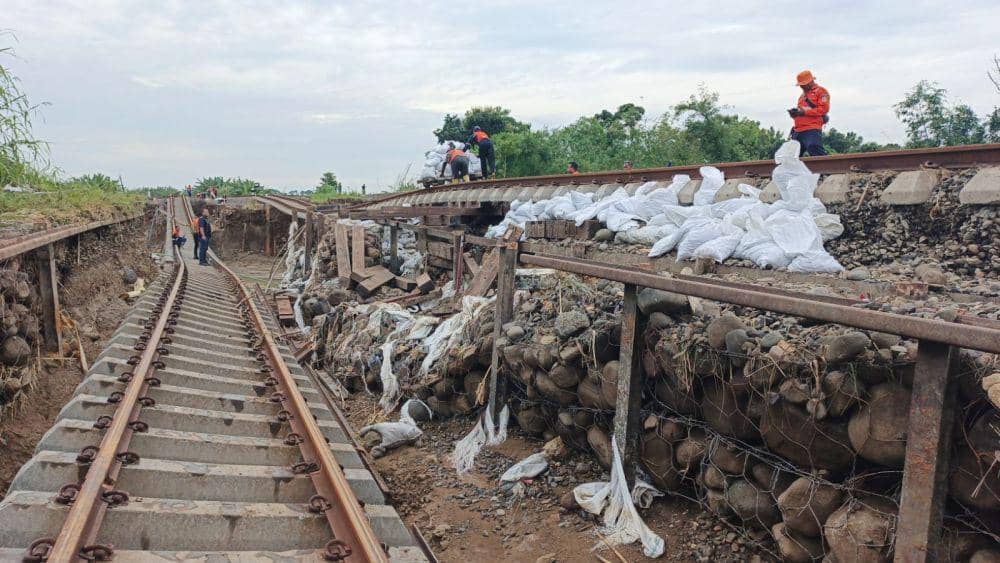 Kondisi rel kereta api yang gogos di petak Gubug-Karangjati. (IDN Times/Dok Humas Daop 4 Semarang)