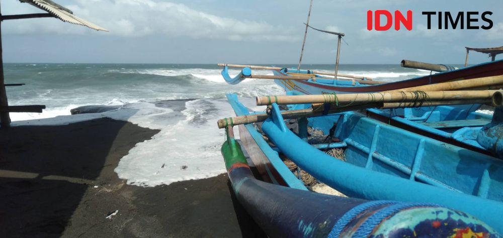 Gelombang tinggi nelayan Bantul tak melaut.(IDN Times/Daruwaskita)