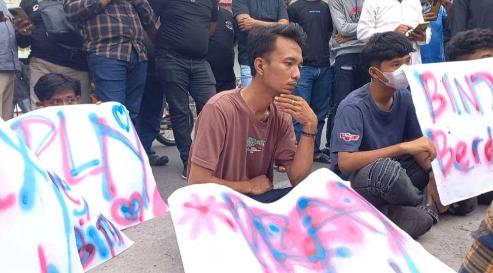 Ibu dan anak tewas tertimpa tiang listrik, mahasiswa gelar aksi unjuk rasa didepan kantor PLN Binjai (IDN Times/ Bambang Suhandoko)