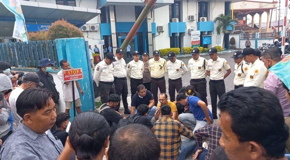 Ibu dan anak tewas tertimpa tiang listrik, mahasiswa gelar aksi unjuk rasa didepan kantor PLN Binjai (IDN Times/ Bambang Suhandoko)