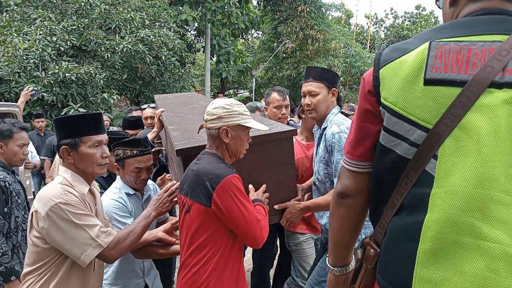 4 jenazah korban tanah longsor di Bali tiba di rumah duka desa Pragak. IDN Times/ Riyanto.