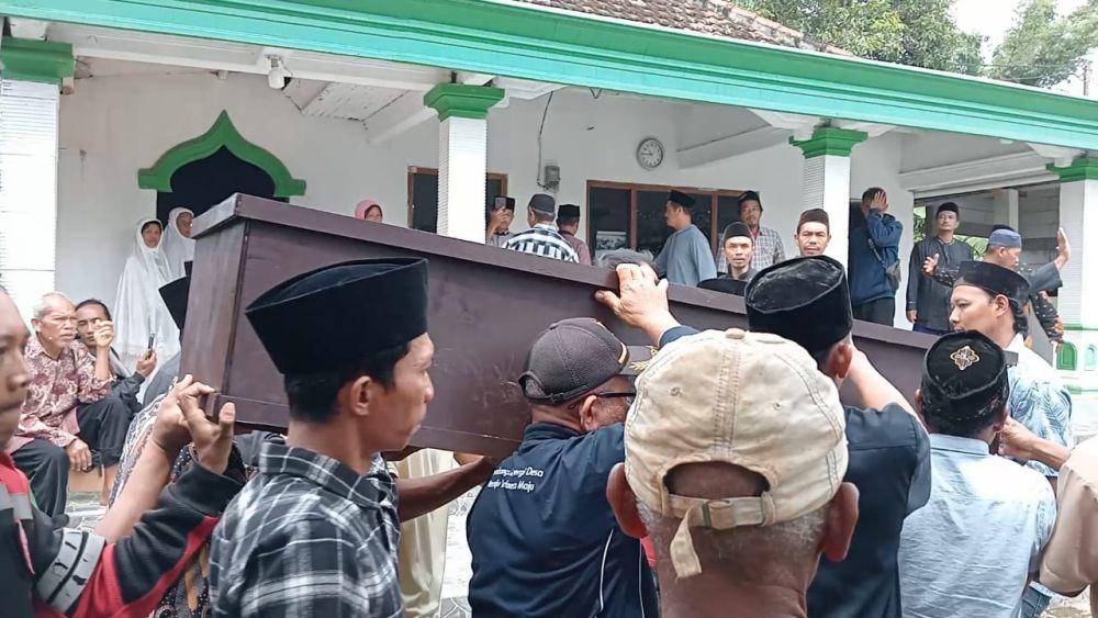 4 jenazah korban tanah longsor di Bali tiba di rumah duka desa Pragak. IDN Times/ Riyanto.