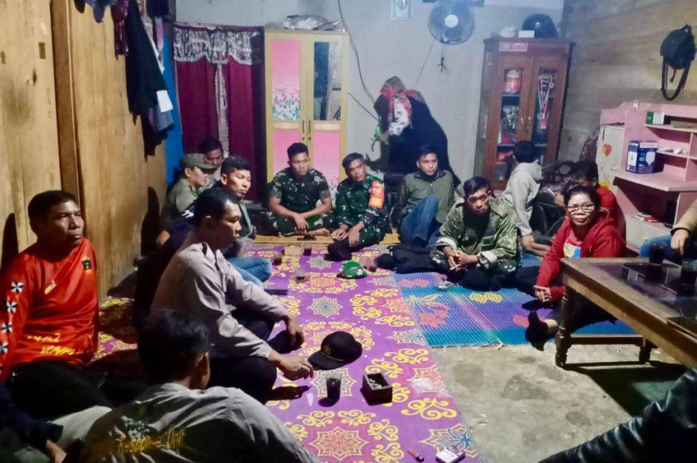 Warga dan keluarga korban Zainudin berkoordinasi dengan petugas. (IDN Times/Istimewa).