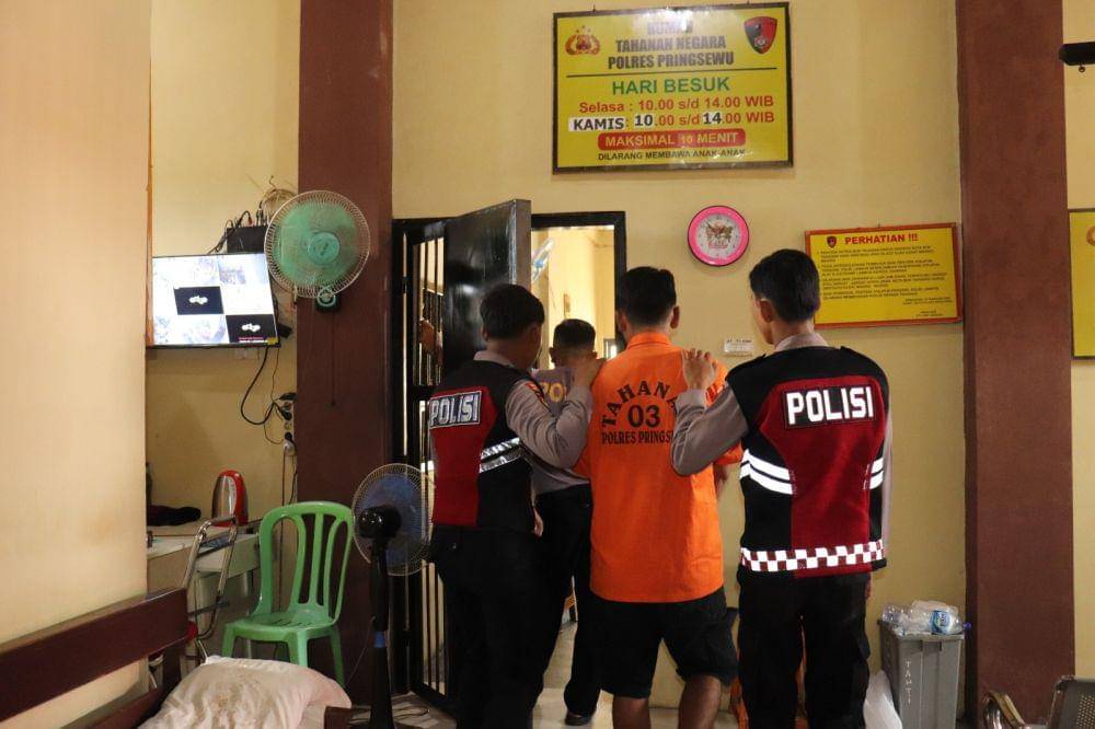Pelaku AY dan AAP ditangkap petugas Polres Pringsewu. (Dok. Polres Pringsewu).