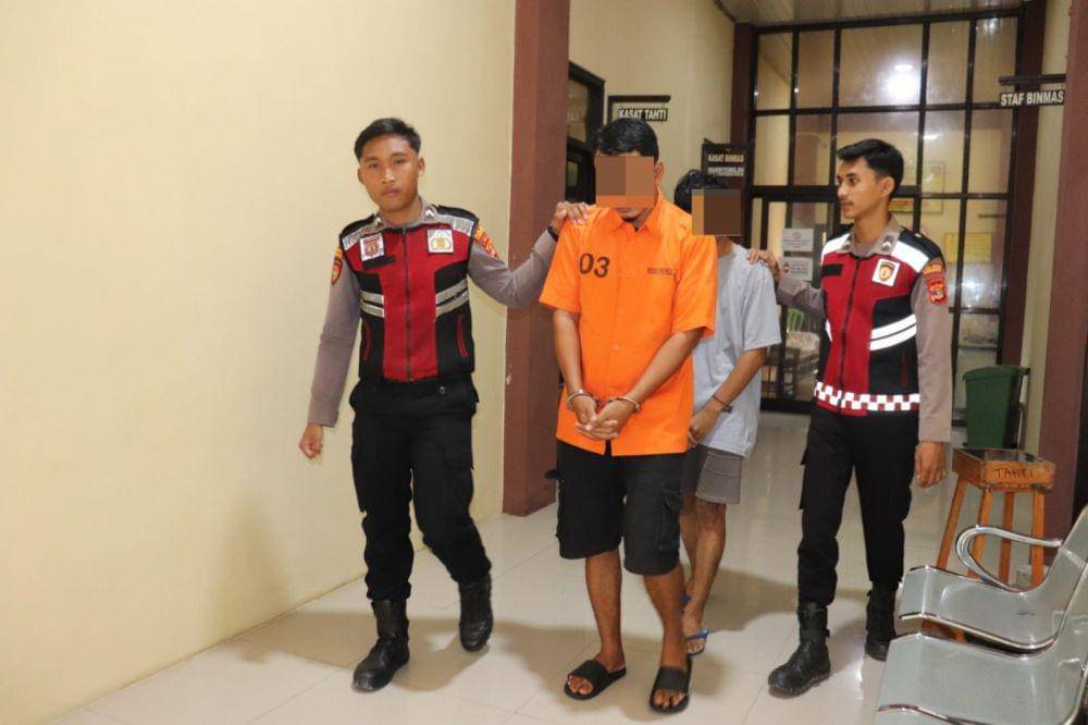 Pelaku AY dan AAP ditangkap petugas Polres Pringsewu. (Dok. Polres Pringsewu).