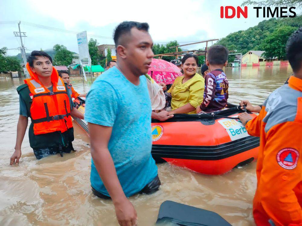 Foto tim BPBD Bima saat evakuasi warga yang terdampak banjir (Dok/BPBD Bima)