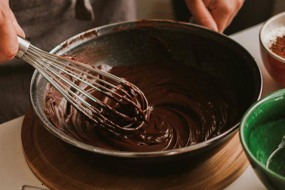 ilustrasi cara membuat puding susu cokelat (pexels.com/Ayoub Moukhliss)