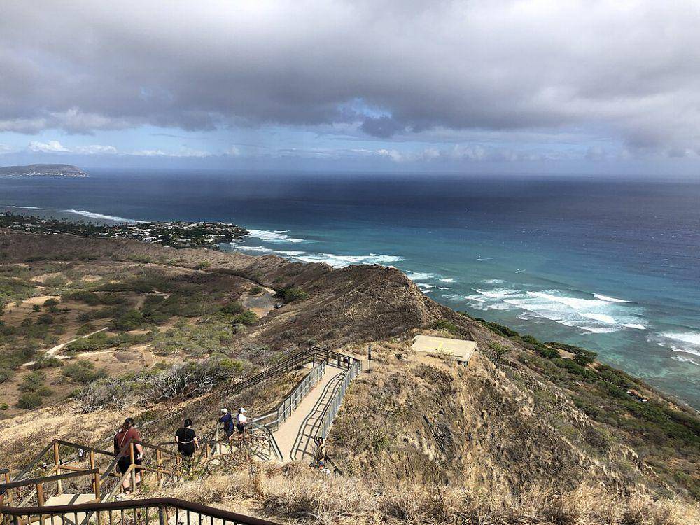 ilustrasi Diamond Head, Hawaii (commons.wikimedia.org/Famartin)