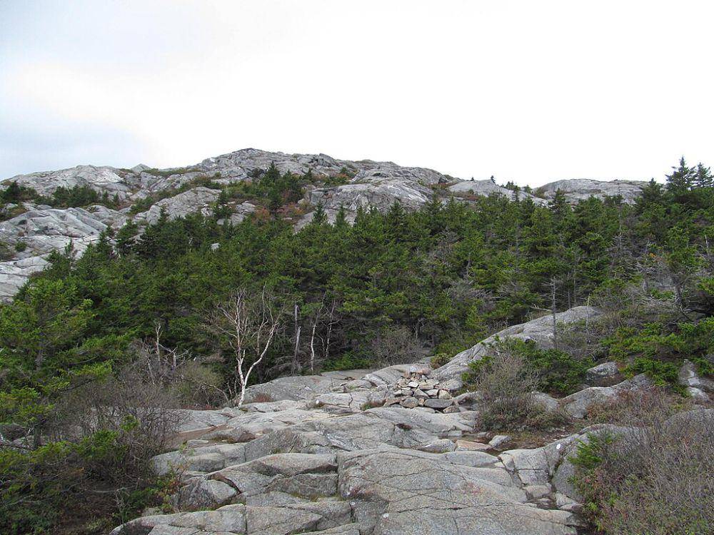 ilustrasi mount monadnock, new hampshire (commons.wikimedia.org/Dougtone)