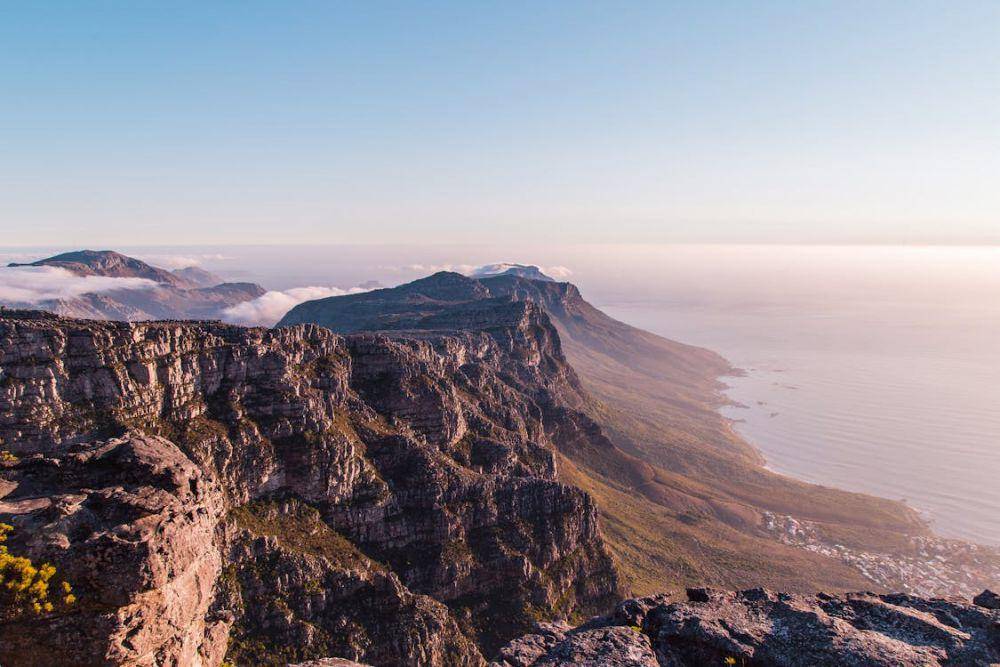 ilustrasi Table Mountain, Afrika Selatan (pexels.com/Arthur Brognoli)