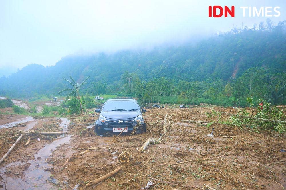 Sebuah mobil diantara tanah bekas banjir bandang dan longsor di Desa Kasimpar, Petungkriyono, Pekalongan, Rabu (22/1/2025). (IDN Times/Dhana Kencana)
