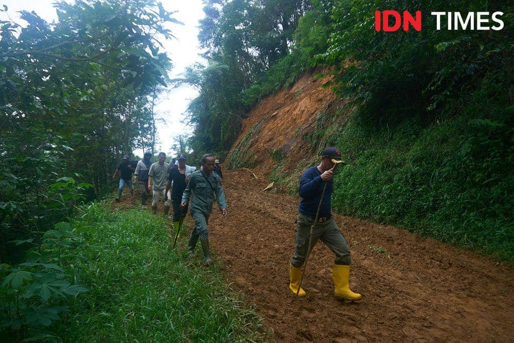 Para relawan tengah berjalan melintasi sisa-sisa longsor Desa Kesimpar Petungkriyono, Pekalongan, Rabu (22/1/2025). (IDN Times/Dhana Kencana)