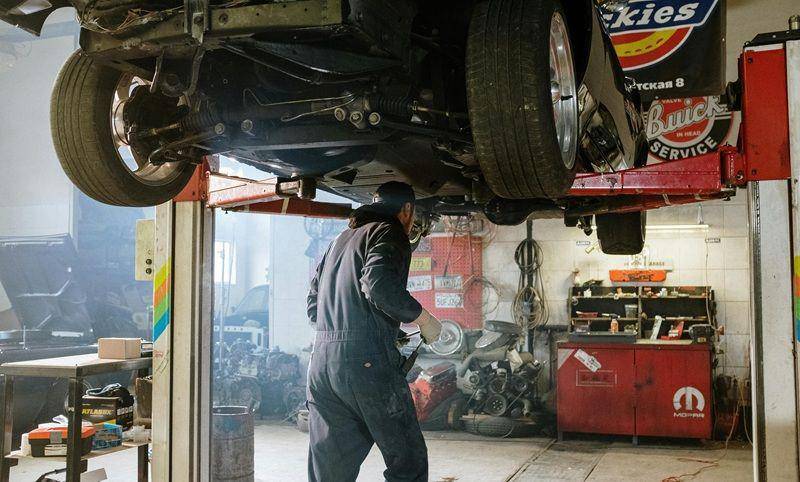 ilustrasi bengkel tempat servis kaki-kaki mobil (pexels.com/cottonbro studio)
