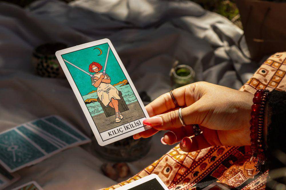 Ilustrasi kartu tarot: The Two of Swords (pexels.com/dilara irem)