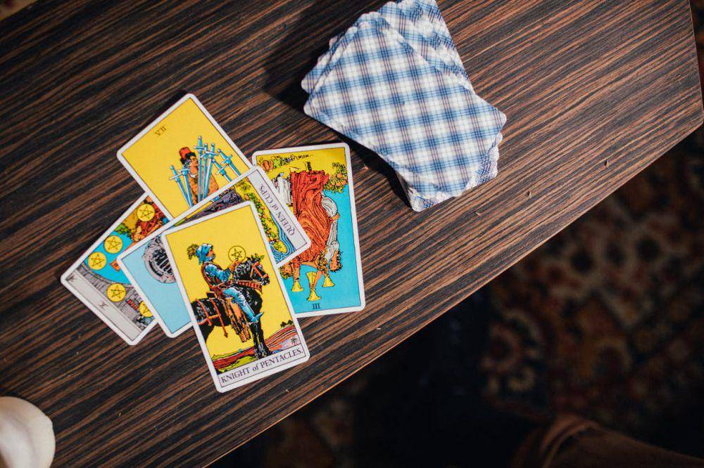 Ilustrasi kartu tarot: The Two of Swords (pexels.com/KoolShooters)