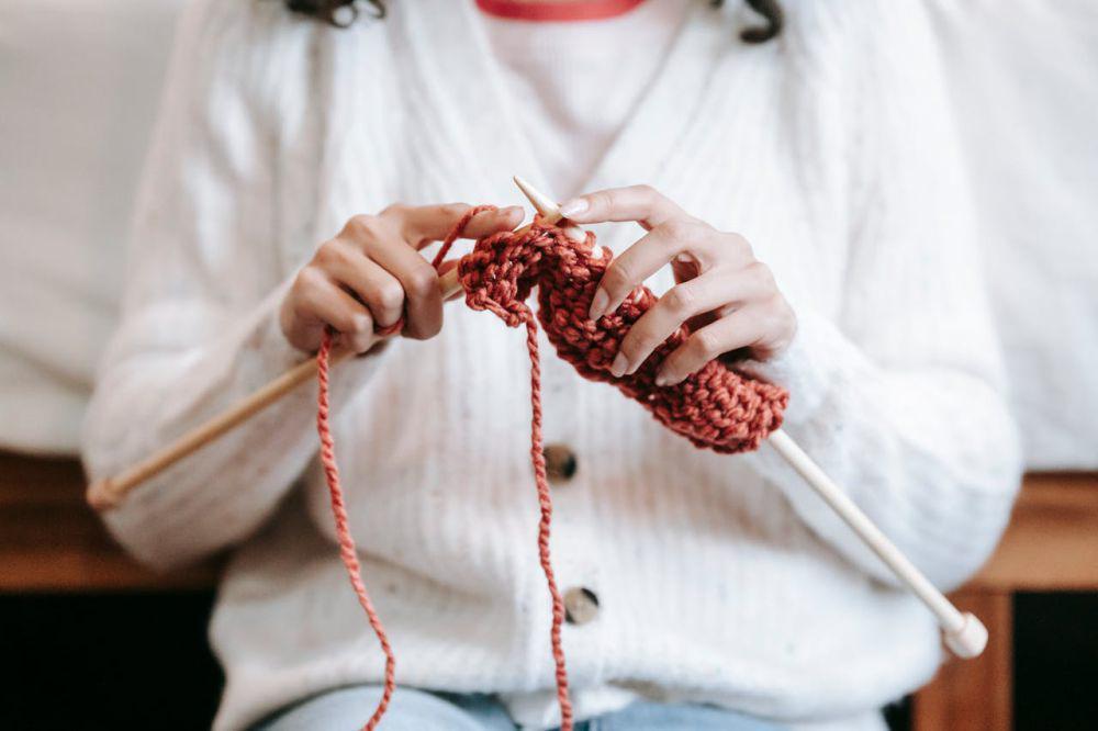 5 Perbedaan Penting Knitting dan Crochet, Wajib Kamu Tahu!