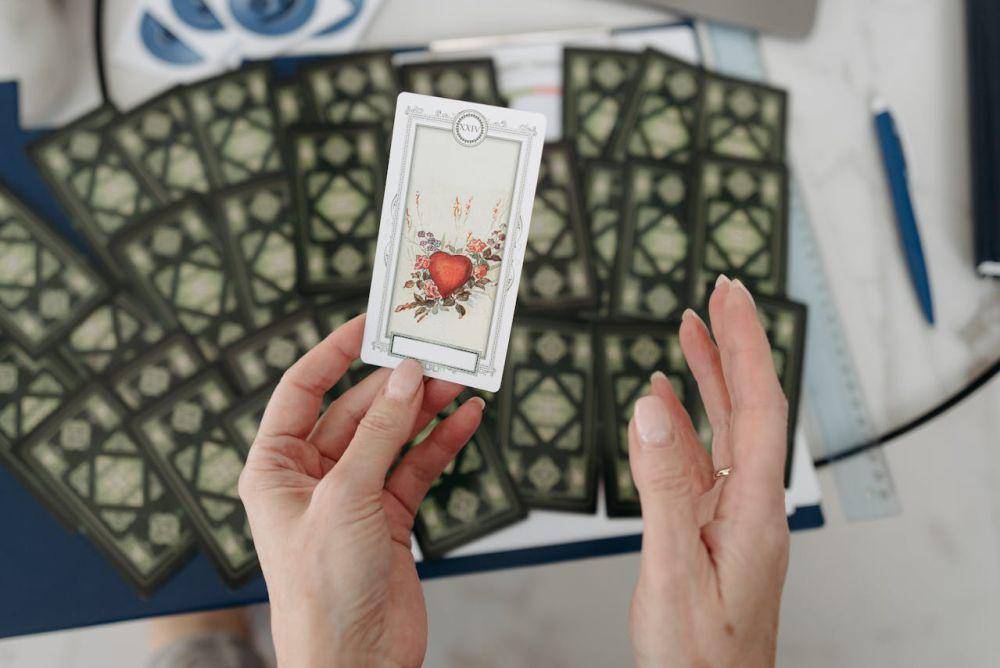 Ilustrasi kartu tarot: Three of Swords (pexels.com/Pavel Danilyuk)