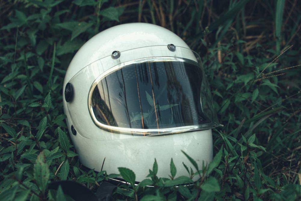 ilustrasi helm retro full face (pexels.com/labskiii)